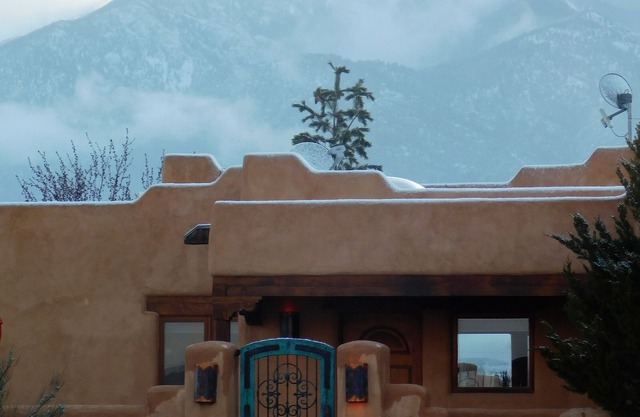House of the Turquoise Gate 360 Degree Views with Enclosed Yard