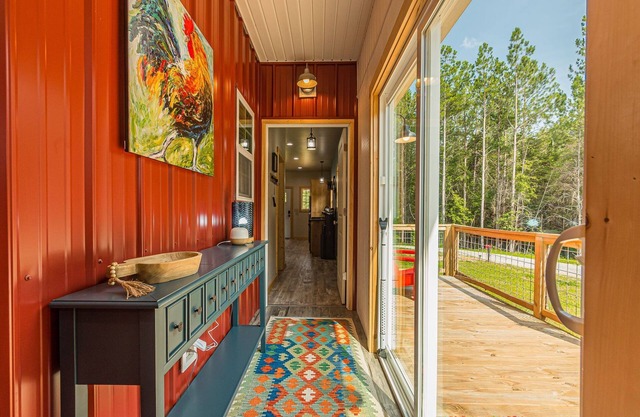 House on 5+ acres, Fenced Yard, Fire Pit, Wineries, Iron Mtn & Mountain View!