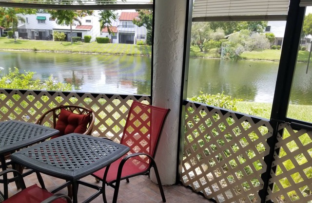 House on the lake, charming, quiet neighbourhood, heated pool