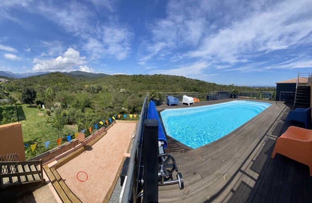 House sleeps 10 overlooking the Corsica mountains
