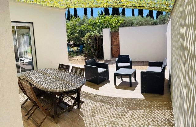 House surrounded by olive trees, set against a hill, on 2000 m2 of quiet land