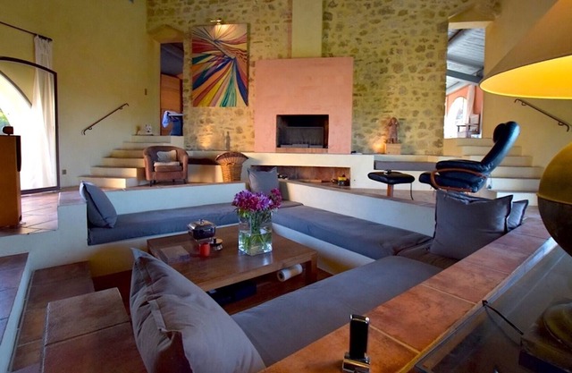 House surrounded by oak and pine trees in a peaceful area at 4 k from Uzes