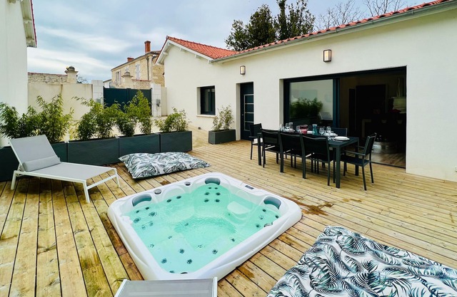 House T4 Air-conditioned with Jacuzzi in Lagord