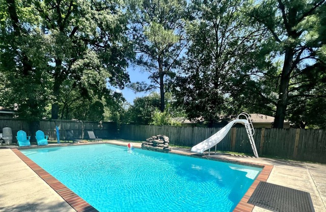 House w/ LARGE PRIVATE Pool & Indoor Hot Tub by Airport! - North Houston