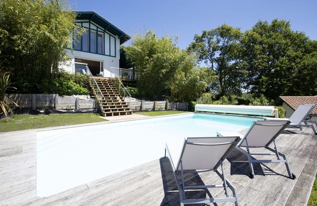 House w/pool - 12 pers., quiet garden w/stunning view on the BASQUE COUNTRY