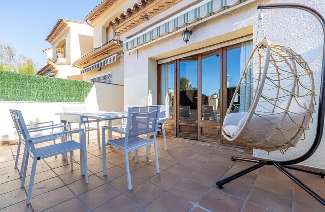 House with garage and ping pong 500m beach