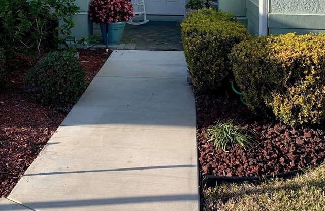 House with golf course views cart access to shopping, dining, and the villages