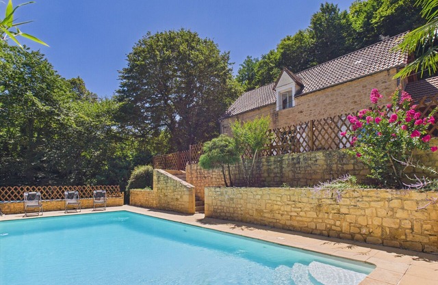 House with pool and large garden for 6