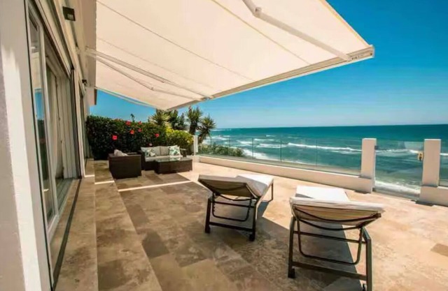 House with pool and private access to the beach!