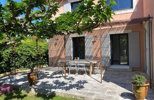 House with pool facing the Luberon