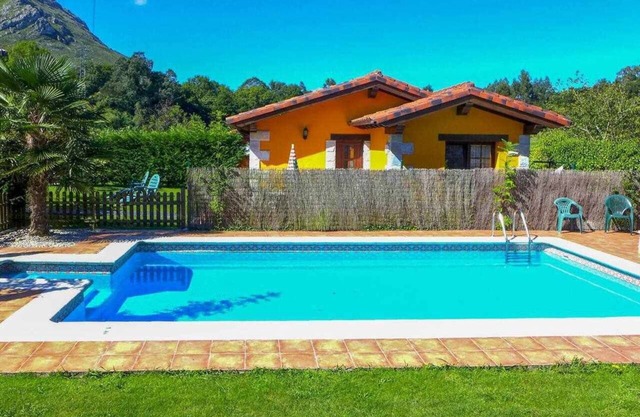 House with private garden and barbecue, pets are allowed, shared pool