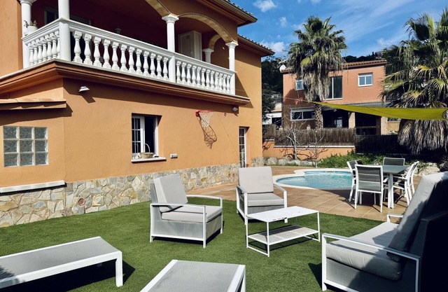 House with private pool and jacuzzi 2km beach
