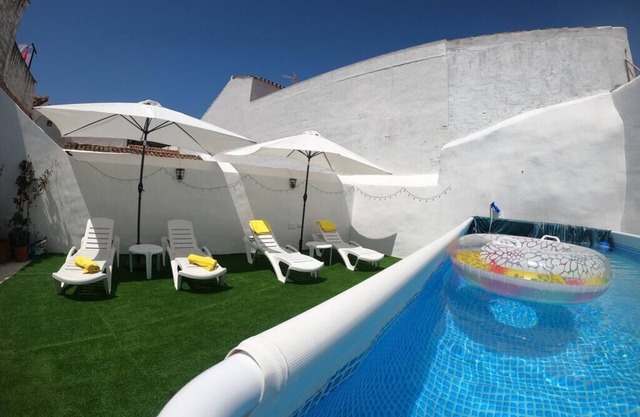 House with private pool and patio with solarium in the heart of the village