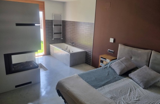 House with private jacuzzi and barbecue 500m beach