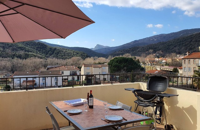 House with roof terrace, panoramic view, sleeps 4 to 6. Pets allowed