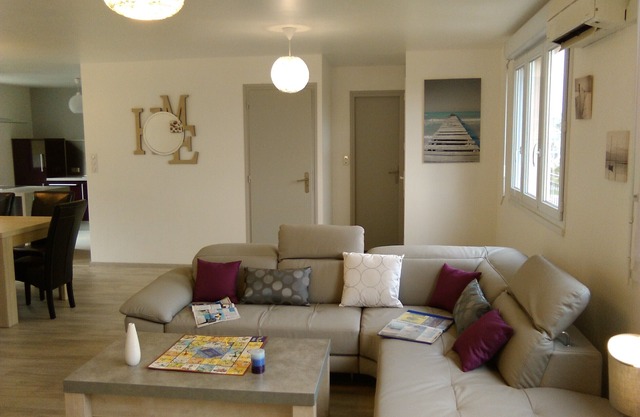 House with spa jacuzzi and sauna, independent quiet in the countryside 10 Kms sea