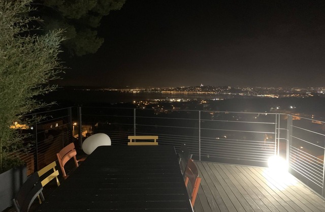 House with swimming pool, enchanting view of the sea and town, near the beaches/parc Calanques
