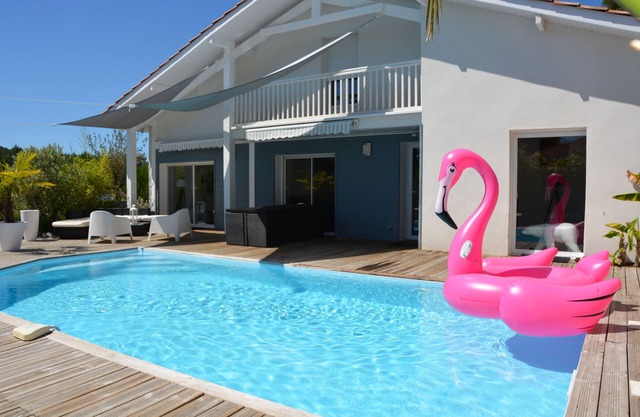 House with swimming pool, 5 bedrooms, capacity from 6 to 10 people, near the beaches