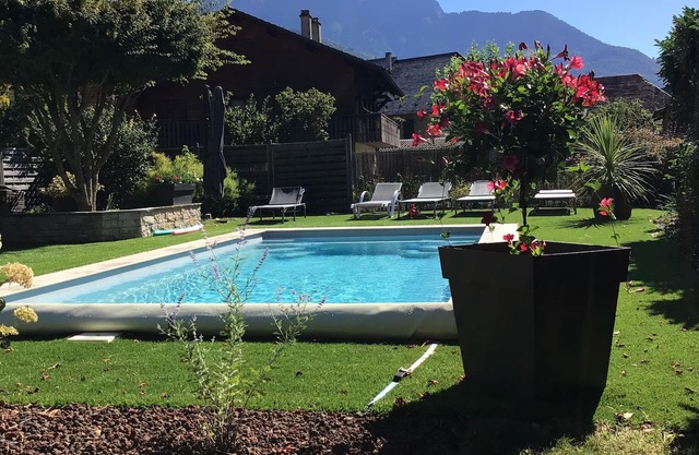 House with swimming pool in a quiet location close to the town center