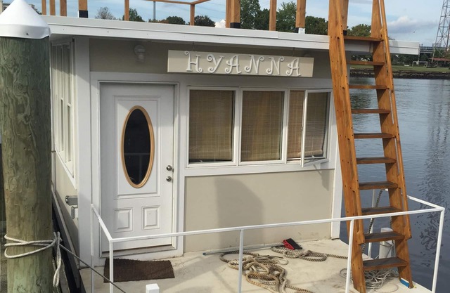 Houseboat Hyanna - Floating Tiny House - Downtown Providence