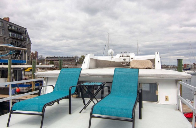 Houseboat Taurus: Amazing Water Front Views!