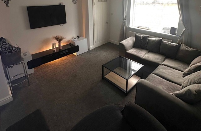 HouseSleeps5-Garden-Parking-PetsOK-Near Locks