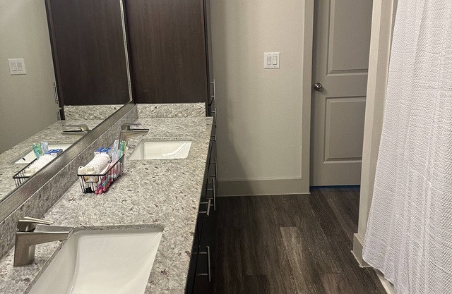 Houston 2bed apartment - 10 min. from the Galleria, 5 min from Meyerland plaza.