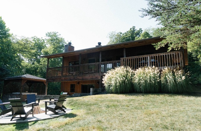 Houston Lodge, 5BR Lodge with a large covered porch and a great view