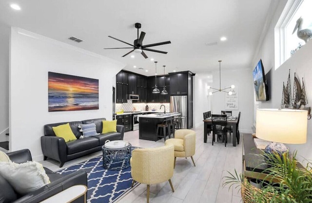 Howdy Holiday: Laguna Oasis