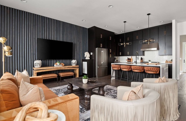 Howdy Honey! 8 Beds ~ Hot Tub with Double Deck Rooftop & Amazing City Views ~ 3 Miles to Broadway!