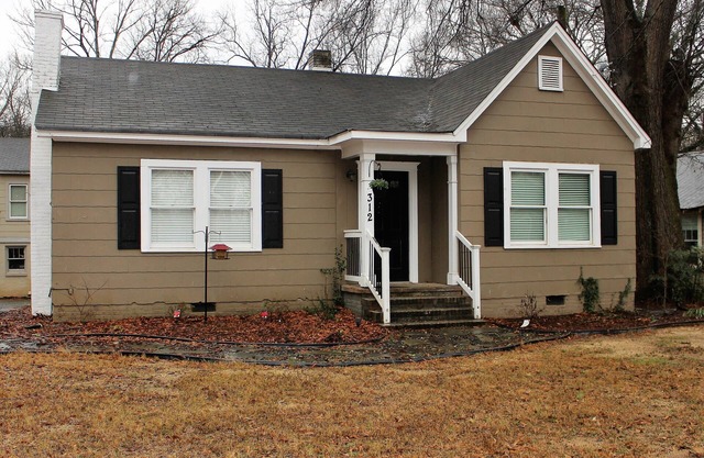 Hudson's Birdhouse-Quaint Bungalow in Historic "Old Town" downtown Cartersville