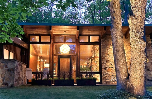 Hudson Valley Mid Century Monroe Bungalow -1 hr from NYC - Gourmet Kitchen