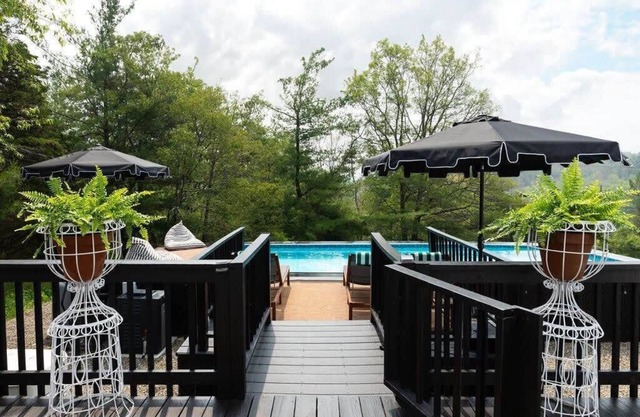 Hudsonshire - Stylish retreat with a Pool
