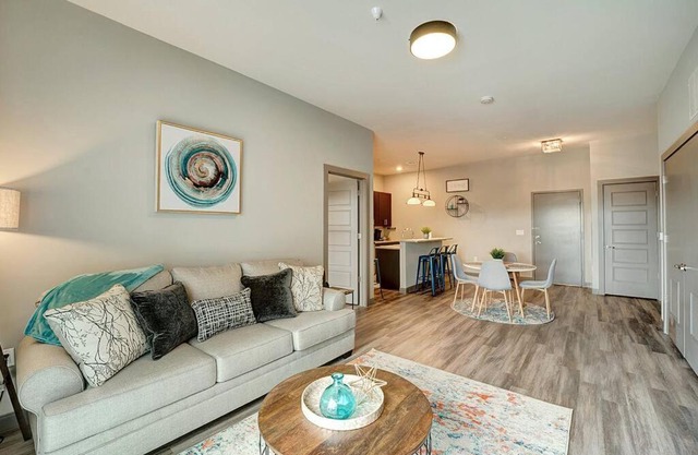 Huge 2 Bed 2 Bath Easy ride to NYC & Parking