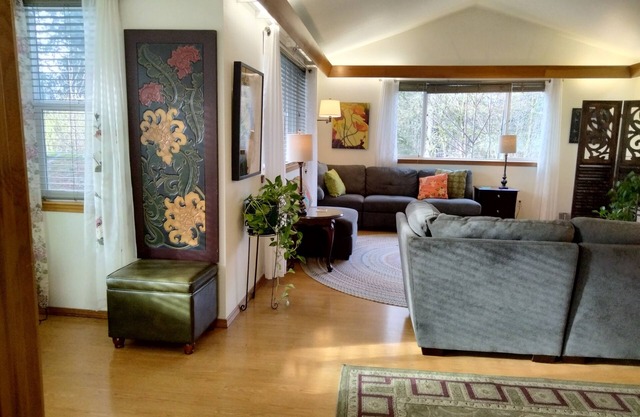 Huge, Bright, Vaulted Ceilings. Quiet. Convenient. Views! Generator. NATURE!