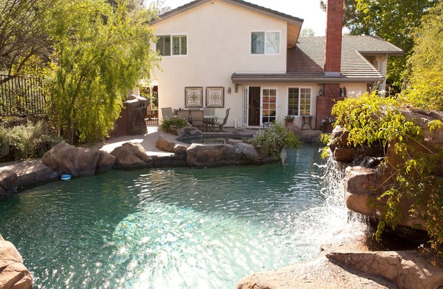 Huge California Dream Home with Pool Near Malibu Universal/Hollywood/Disneyland