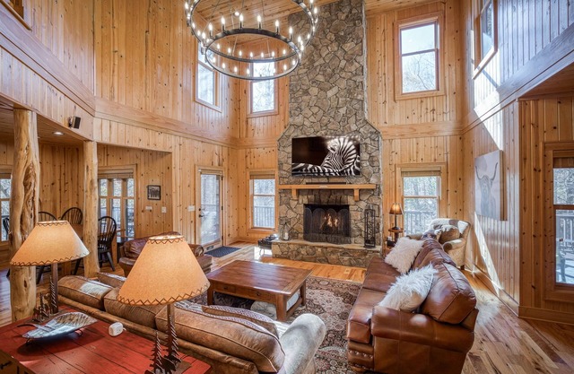 Huge Deck, Hot Tub, Games, Pool Table, Forested View on 2.3 Acres