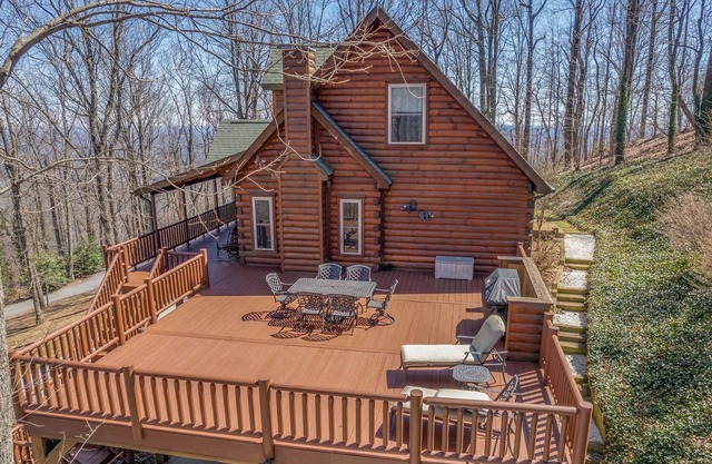 Huge Deck, Mountain Views and Pet Friendly