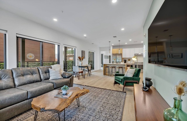 HUGE downtown corner unit: Pool-Gym-Walk to Broadway Ave and Conv. Center!