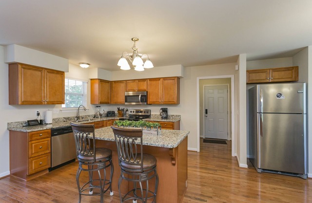 Huge Home for Groups 7min to Downtown