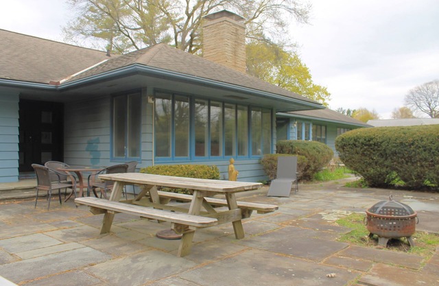 Huge Home - Heart of Town w Space for Everyone