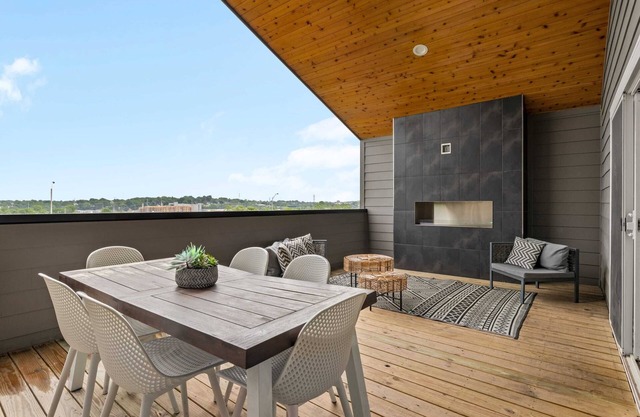 Huge Home in Music City -7 Beds, Balcony & Fire