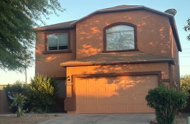 Huge home with ac 20 mins from downtown Tucson /Univeristy /3 mins from airport