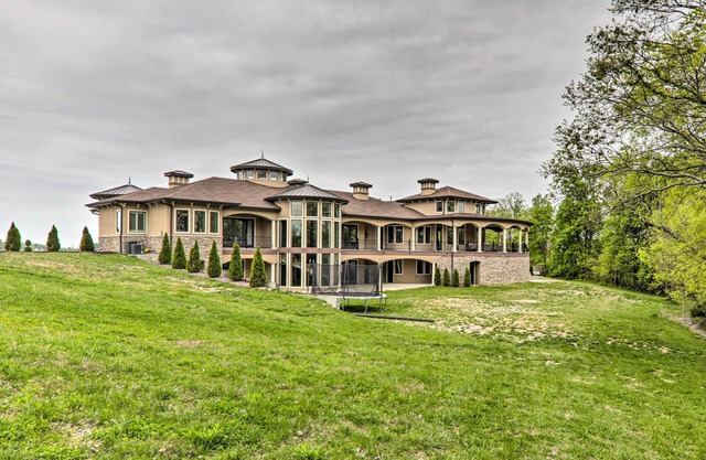 Huge Lebanon Estate w/Resort-Style Amenities