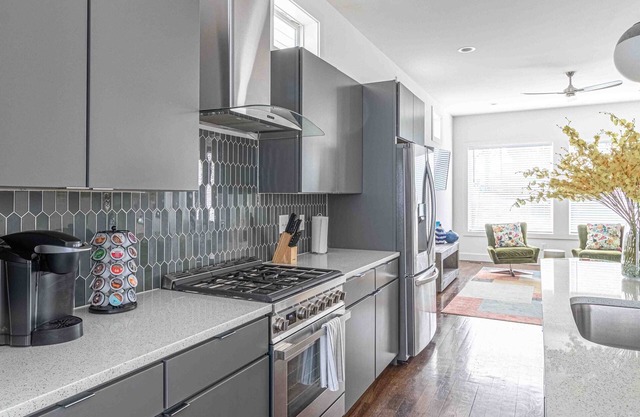 Huge Luxury Home with 7 Beds, Balcony & Fireplace