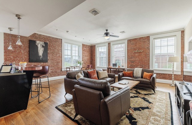 HUGE MAIN ST 2 bd/2 ba Loft