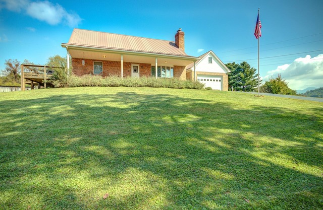 Huge! Mtn Home with lake and skiing nearby. Pets Considered!