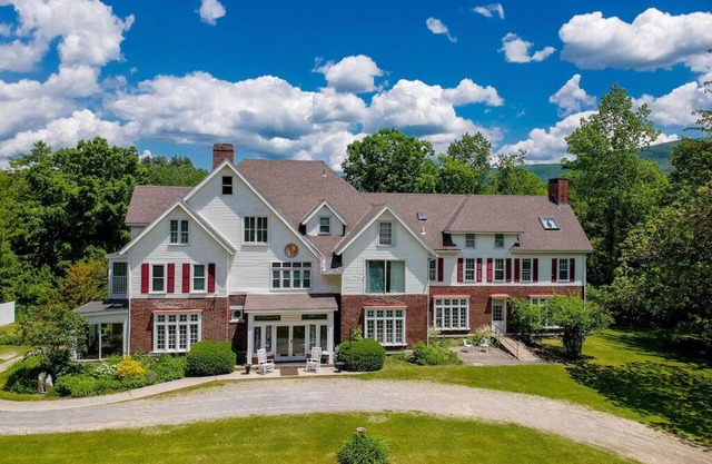 HUGE Private VT Mansion: 15 bedrooms, 12 bath, Sleep 34! Yoga retreats, corporate offsites, DIY weddings, family reunions, Dogs welcome