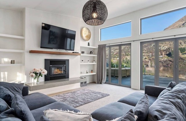 Huge & Stylish on Shotover, 4 Bedrooms