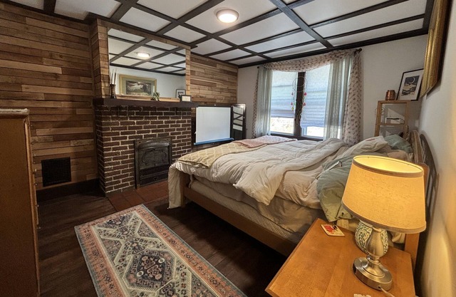 Huge, updated home with modern decor less than 15 minutes to Downtown!